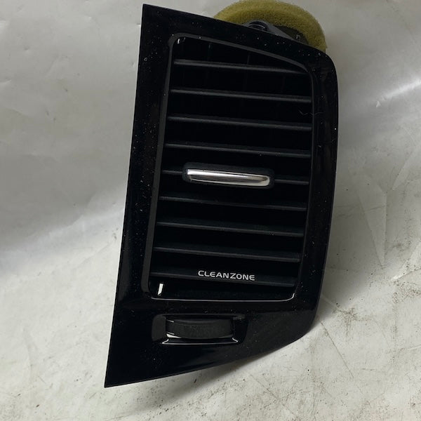 Volvo XC90 Kalorifer Izgarası Orta Sağ 32277973 En Uygun Oto Parça